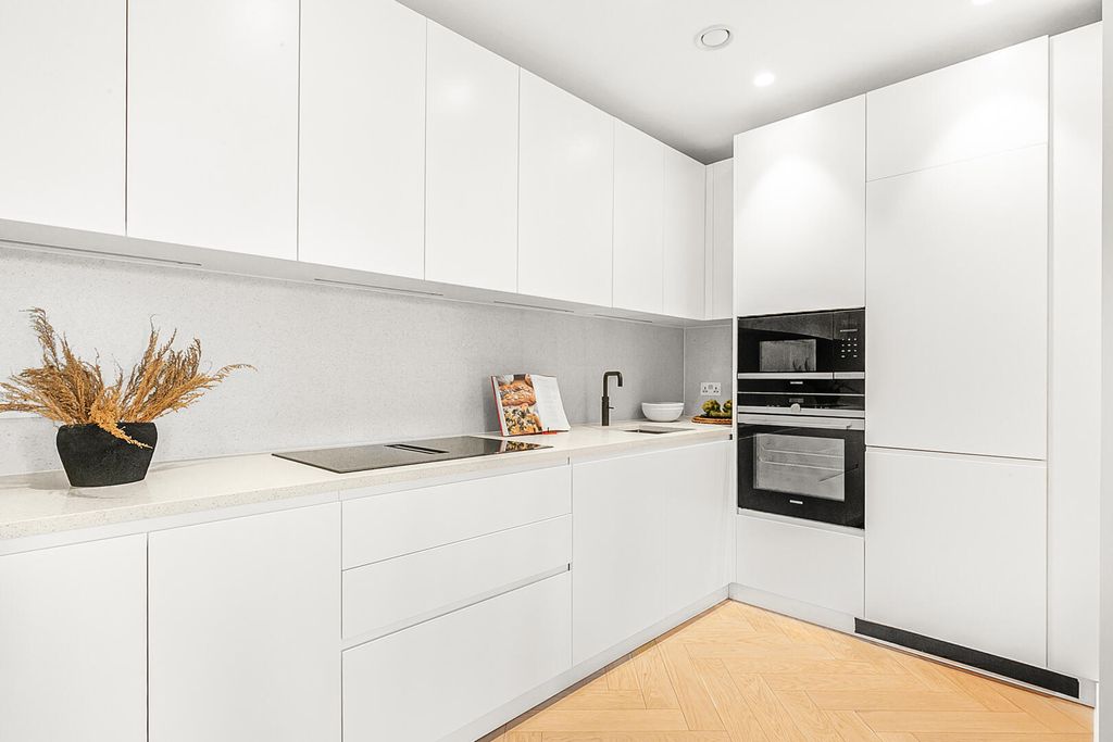 Property photo 3 of 33 Kitchen