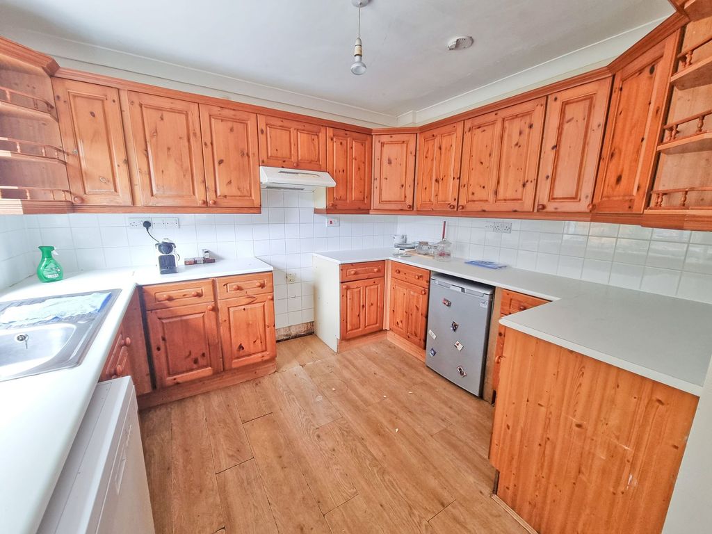 Property photo 3 of 10 Kitchen