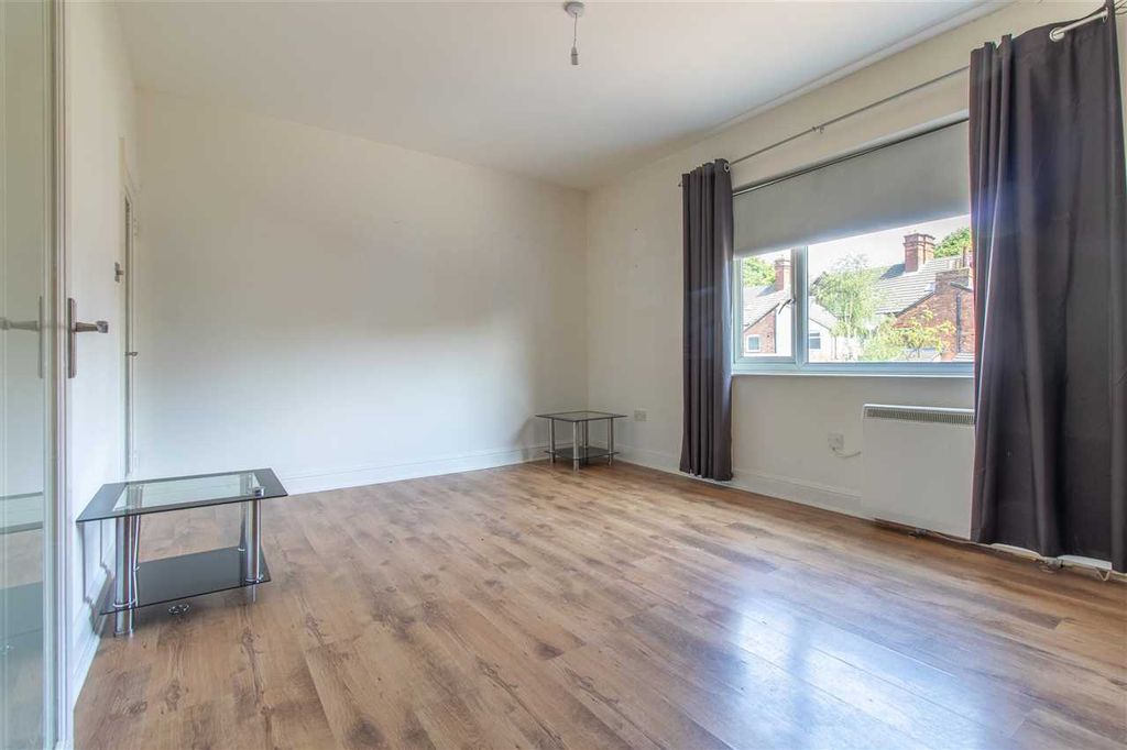 Property photo 3 of 12 Lounge