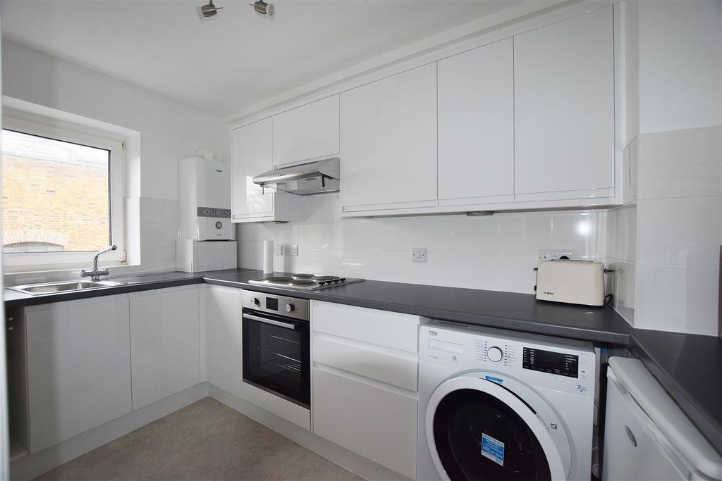 Property photo 2 of 5 11Champosteadhstkitch.Jpg
