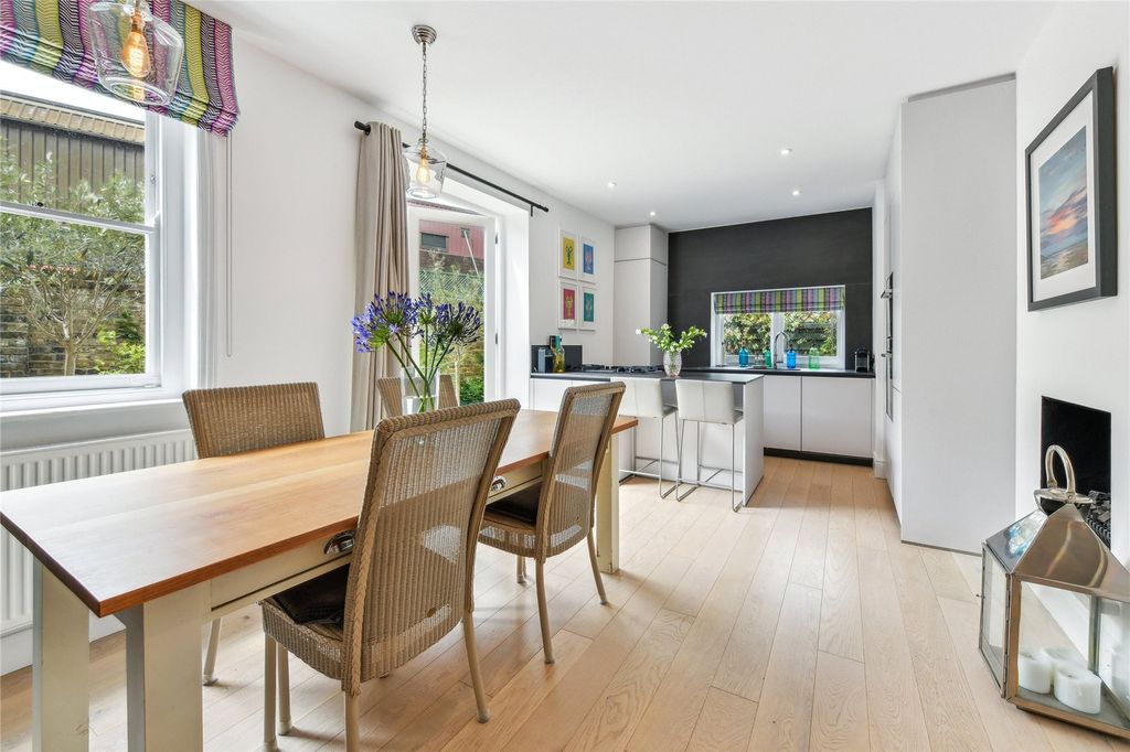 Property photo 3 of 11 Dining Area