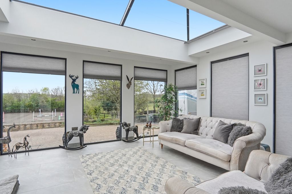 Property photo 3 of 56 Whitehall058