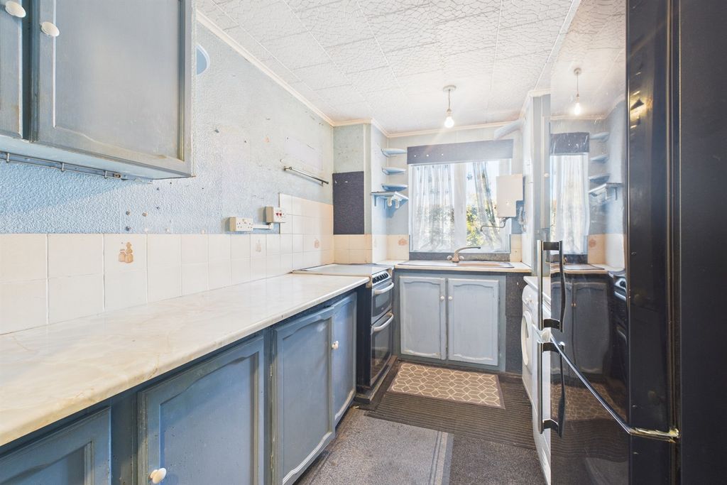 Property photo 3 of 11 Kitchen