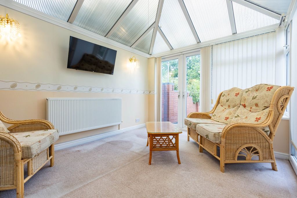 Property photo 2 of 22 Conservatory