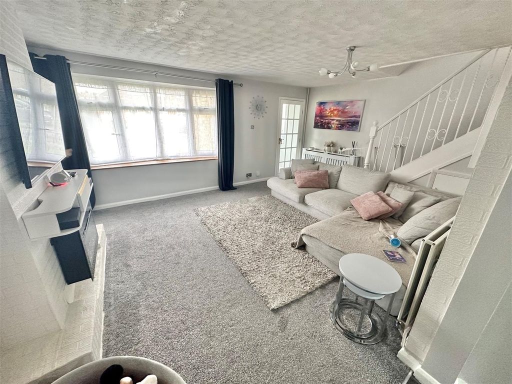 Property photo 3 of 6 Living Room