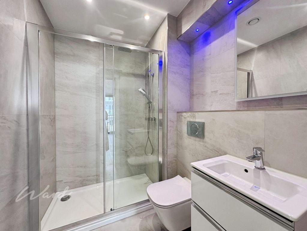 Property photo 1 of 8 Emin 4 Shower Use