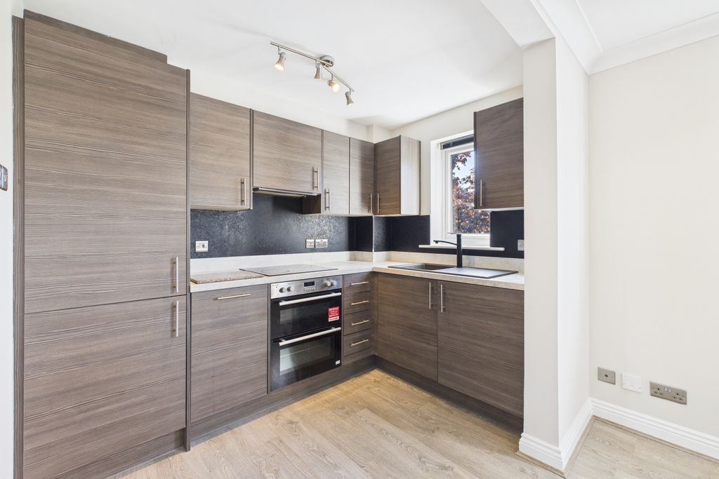 Property photo 3 of 11 Kitchen