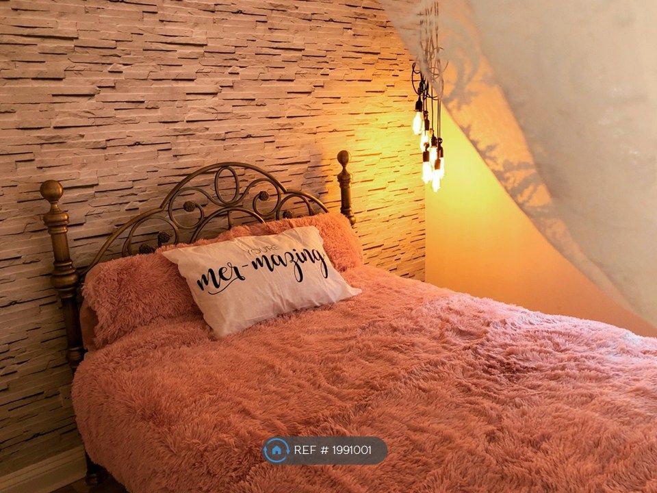 Property photo 2 of 16 Feature Lighting In A Cosy Bedroom Retreat