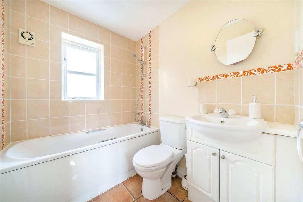 Property photo 3 of 9 Bathroom