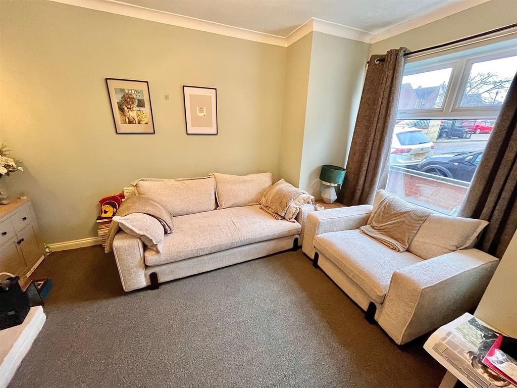 Property photo 2 of 18 Lounge