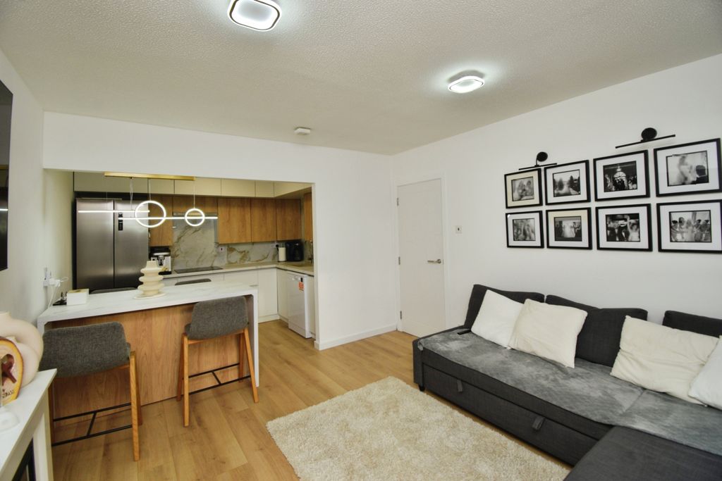 Property photo 3 of 20 Lounge