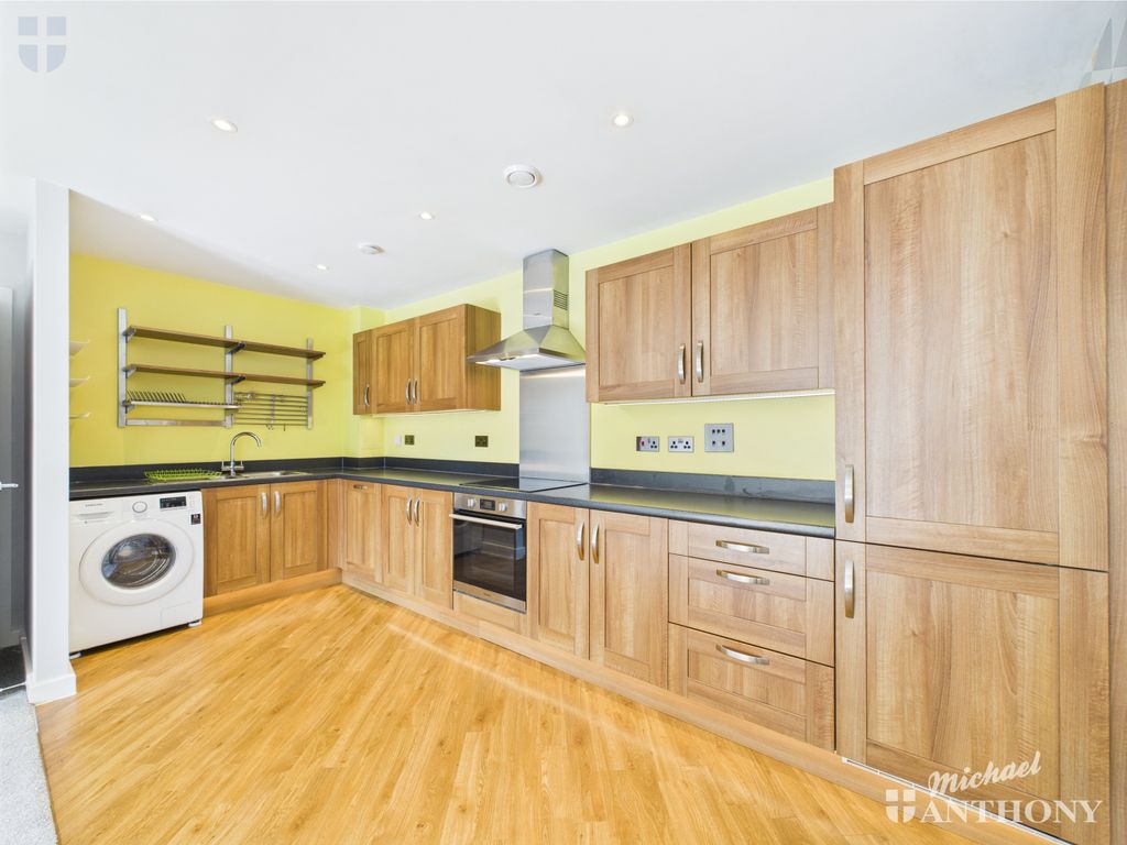 Property photo 3 of 12 Cam03218G0-Pr0641-Still003