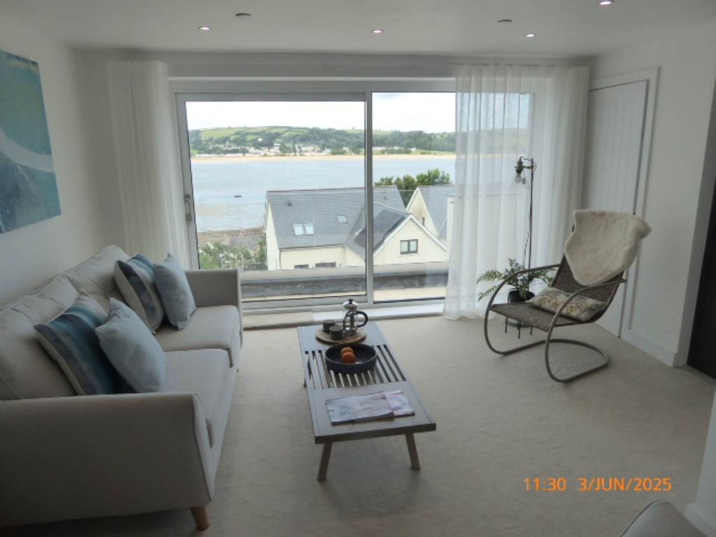 Property photo 1 of 14 Lounge