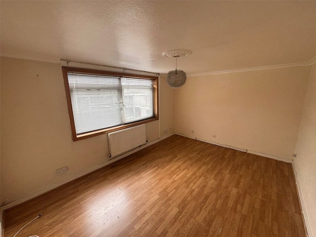 Property photo 3 of 8 Lounge