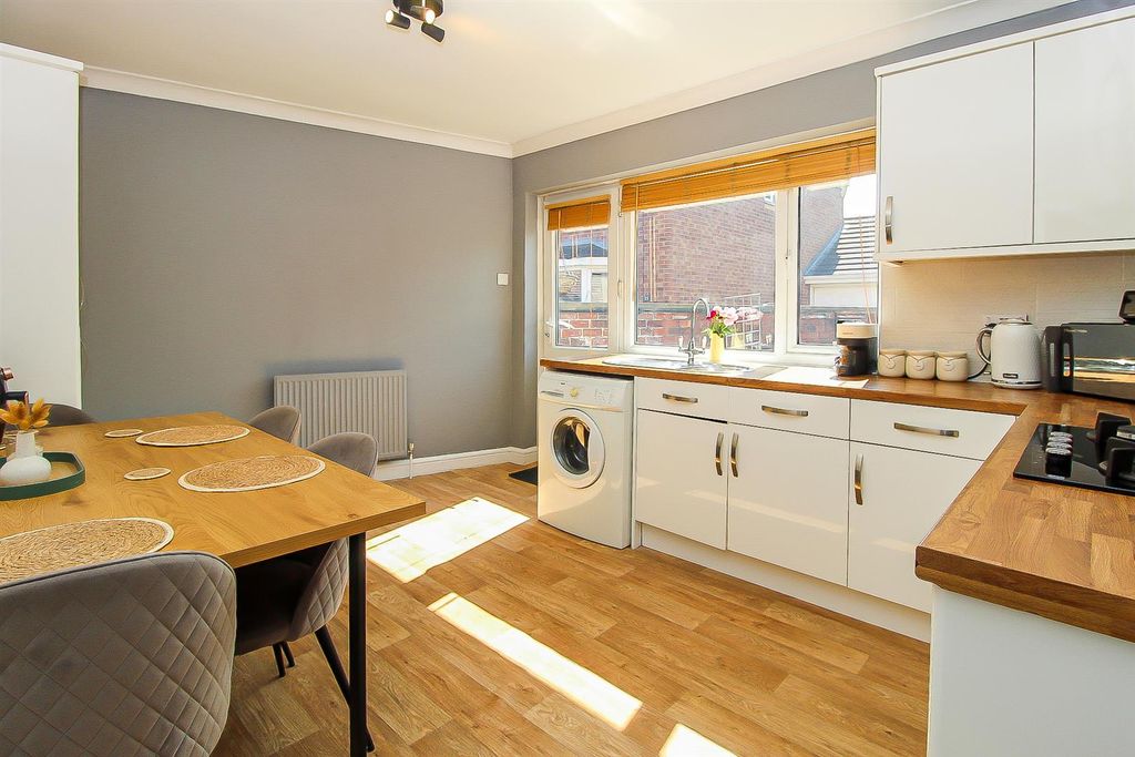 Property photo 3 of 9 Kitchen