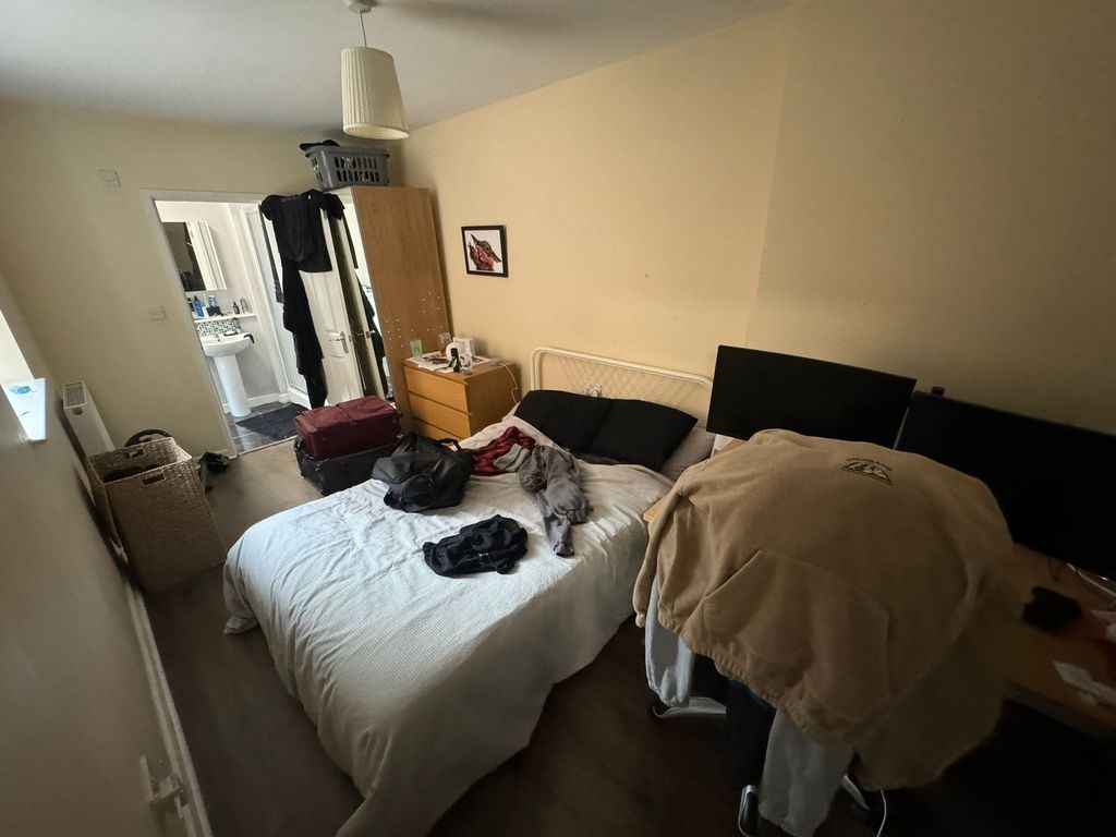 Property photo 3 of 5 Bright Double Bedroom With A Central Double Bed, N...