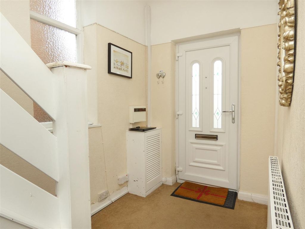 Property photo 3 of 18 Entrance Hall