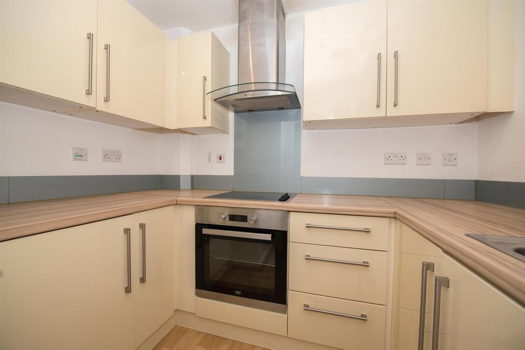 Property photo 3 of 9 Kitchen