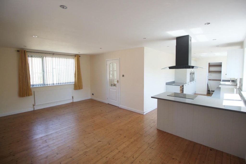 Property photo 3 of 18 Liv 1 Nnn.Jpg