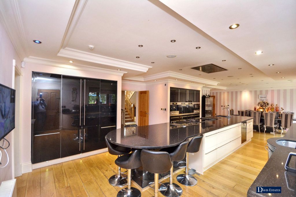 Property photo 3 of 40