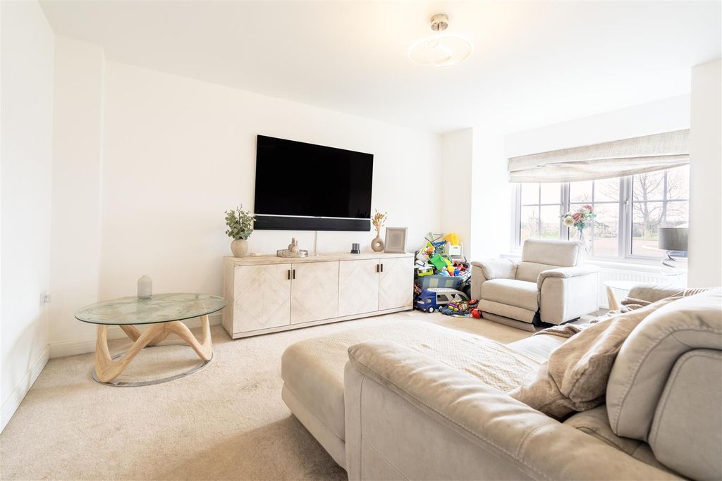 Property photo 2 of 11 Living Room