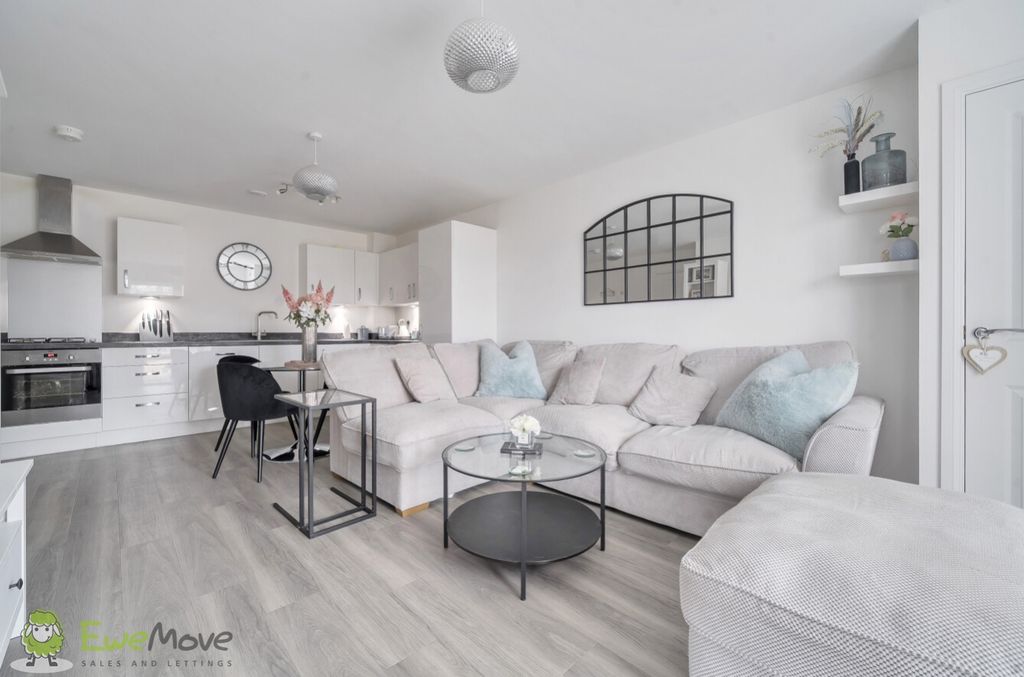 Property photo 3 of 29 Ewemove Estate Agents Basingstoke
