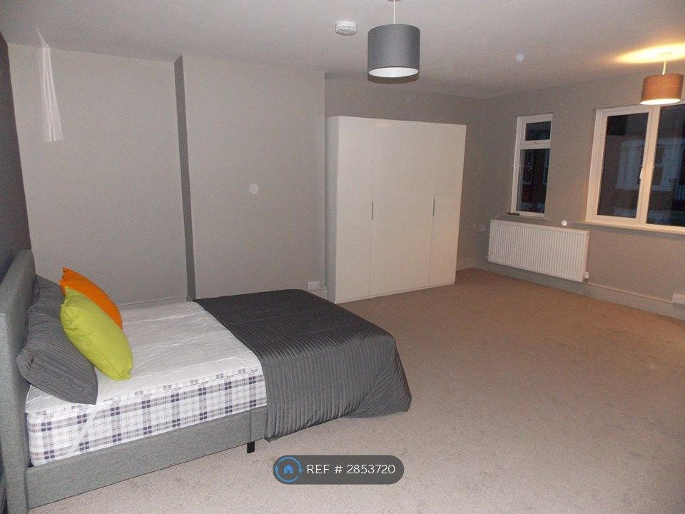 Property photo 2 of 7 Room 5