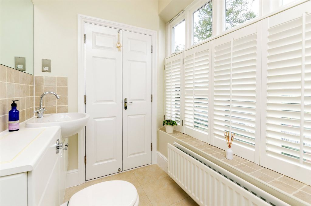 Additional image 14 of 2 bed flat for saleGuildford, Surrey GU1