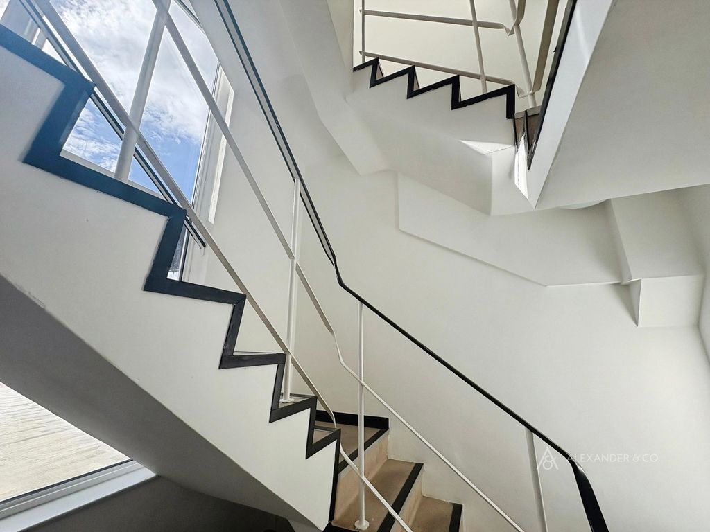 Property photo 2 of 8 Stairwell