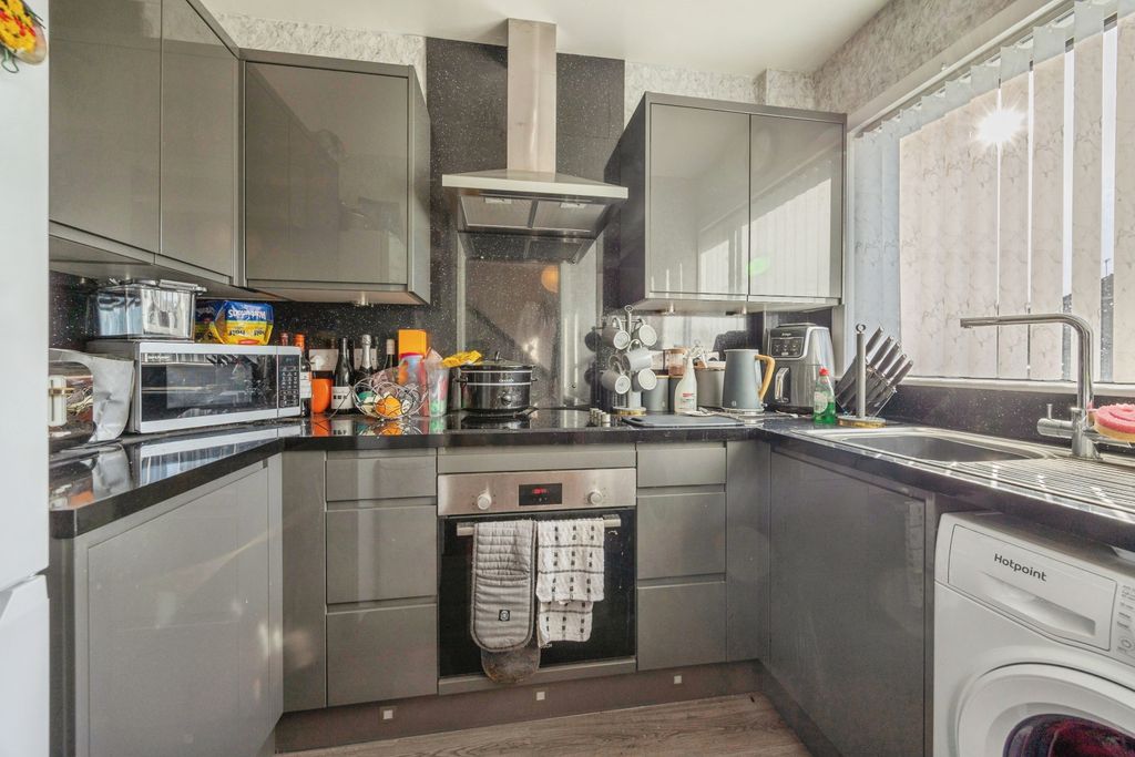 Property photo 3 of 14 Kitchen