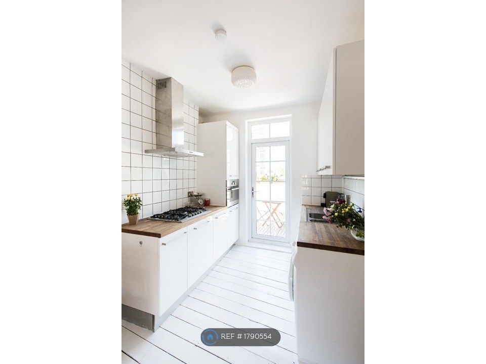 Property photo 3 of 10 Kitchen