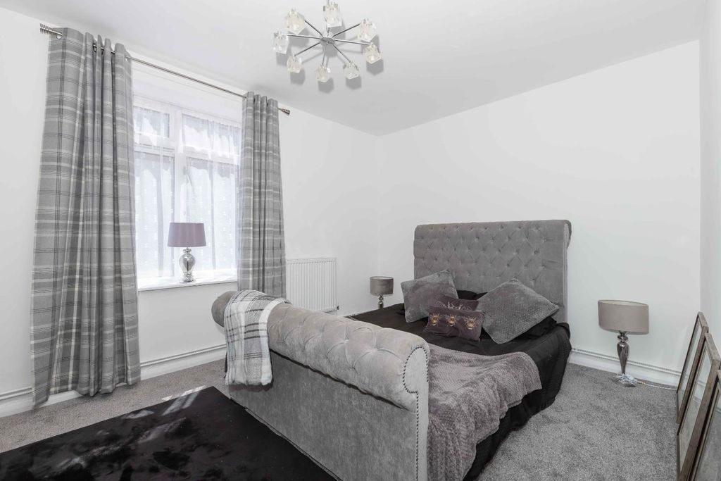 Property photo 3 of 9 Coates Court.Jpg