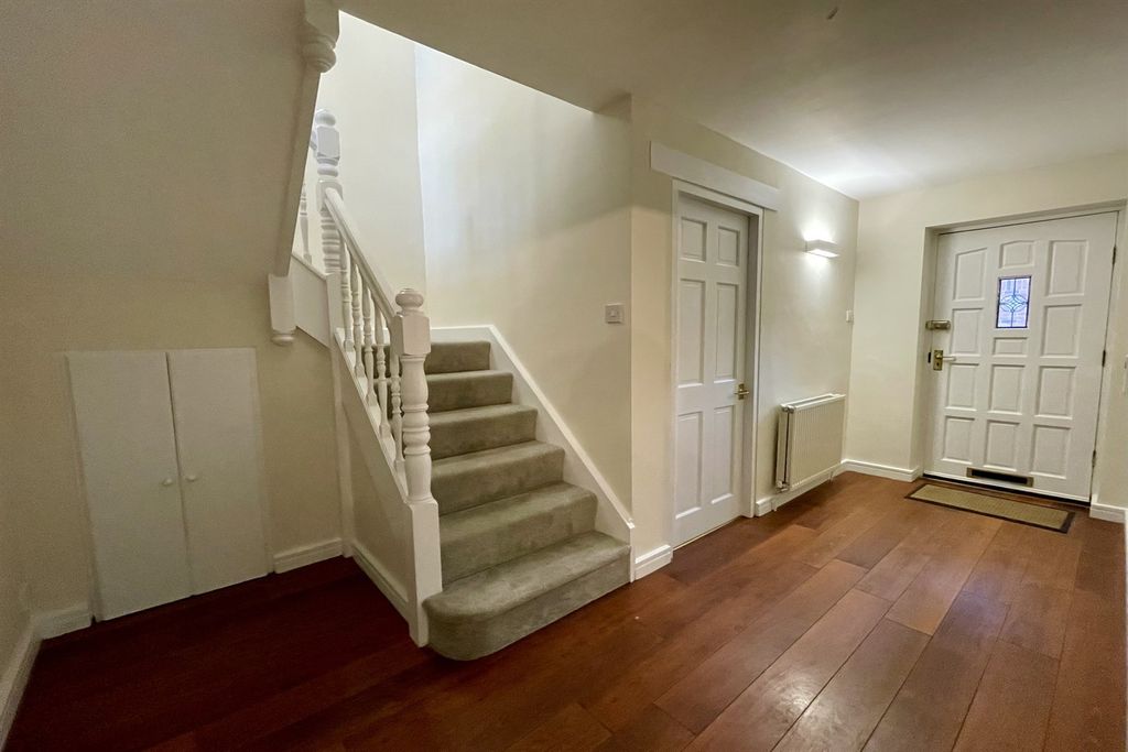 Property photo 2 of 19 Entrance Hall