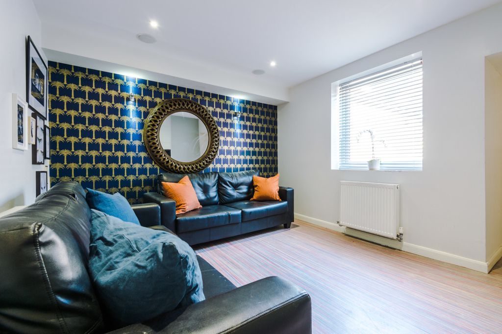 Property photo 2 of 35 9 Queen Anne Street Living Room 1