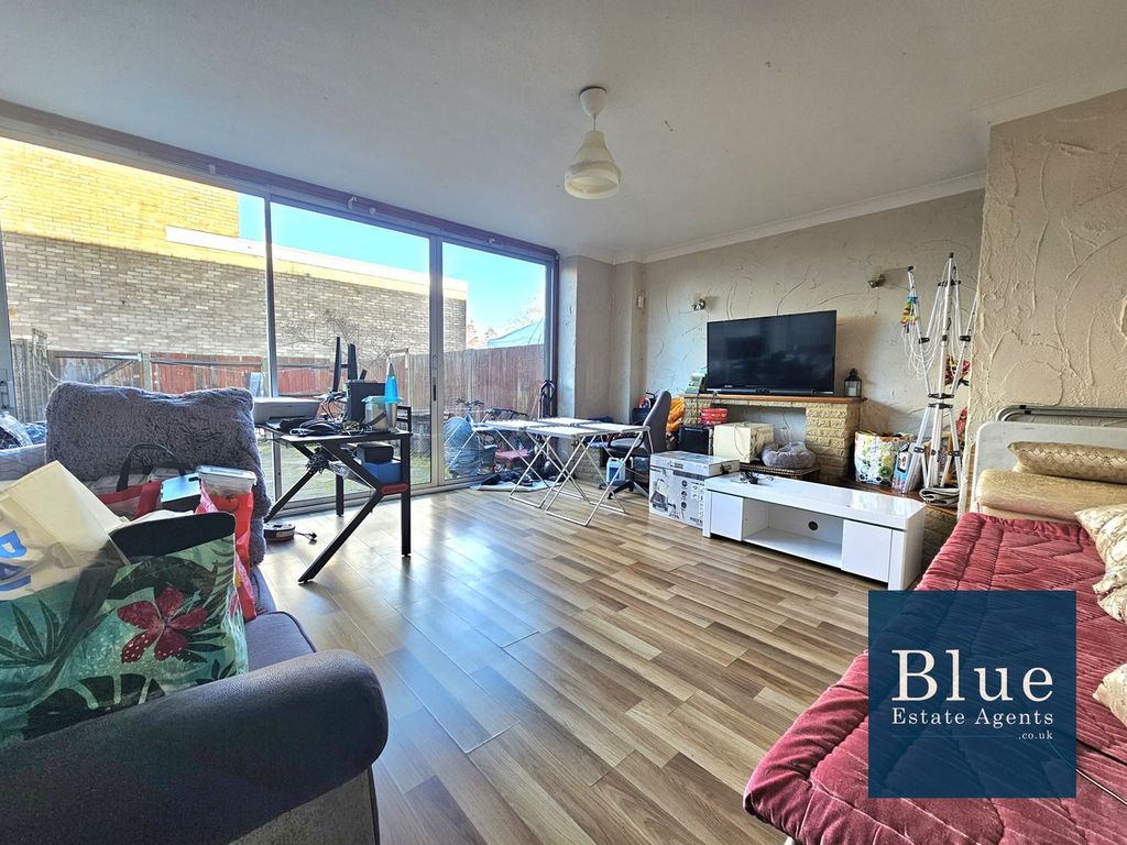 Property photo 3 of 15 Lounge