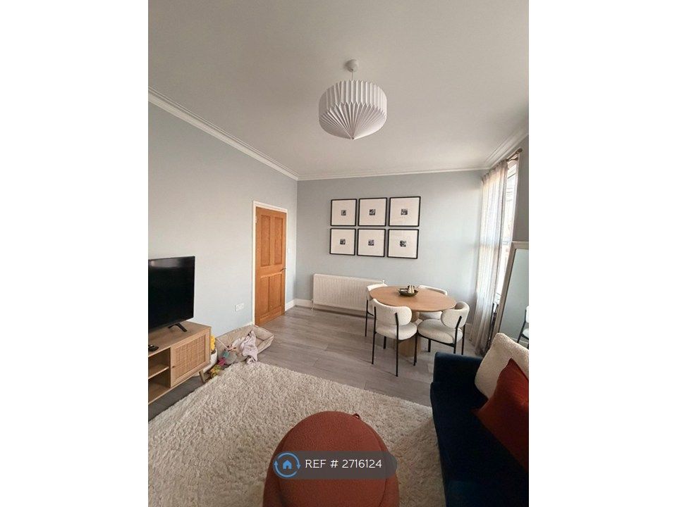 Property photo 2 of 9 Livingroom