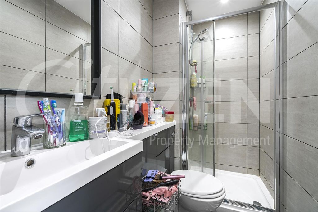 Property photo 3 of 10 Bathroom