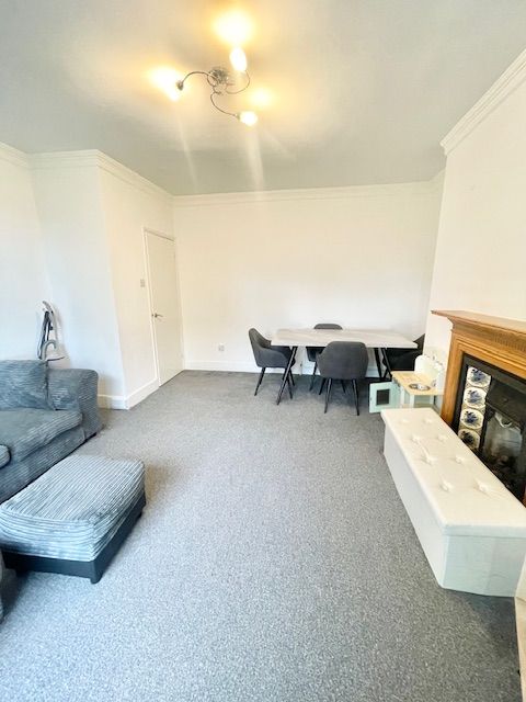 Property photo 1 of 8 Living/ Dining Room