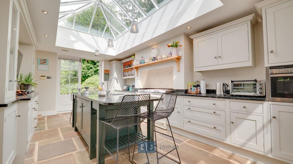 Property photo 2 of 31