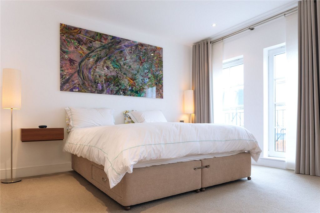 Property photo 3 of 10 Bedroom