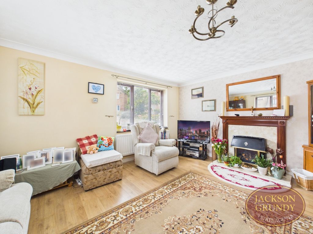 Property photo 2 of 21 New Forest Way