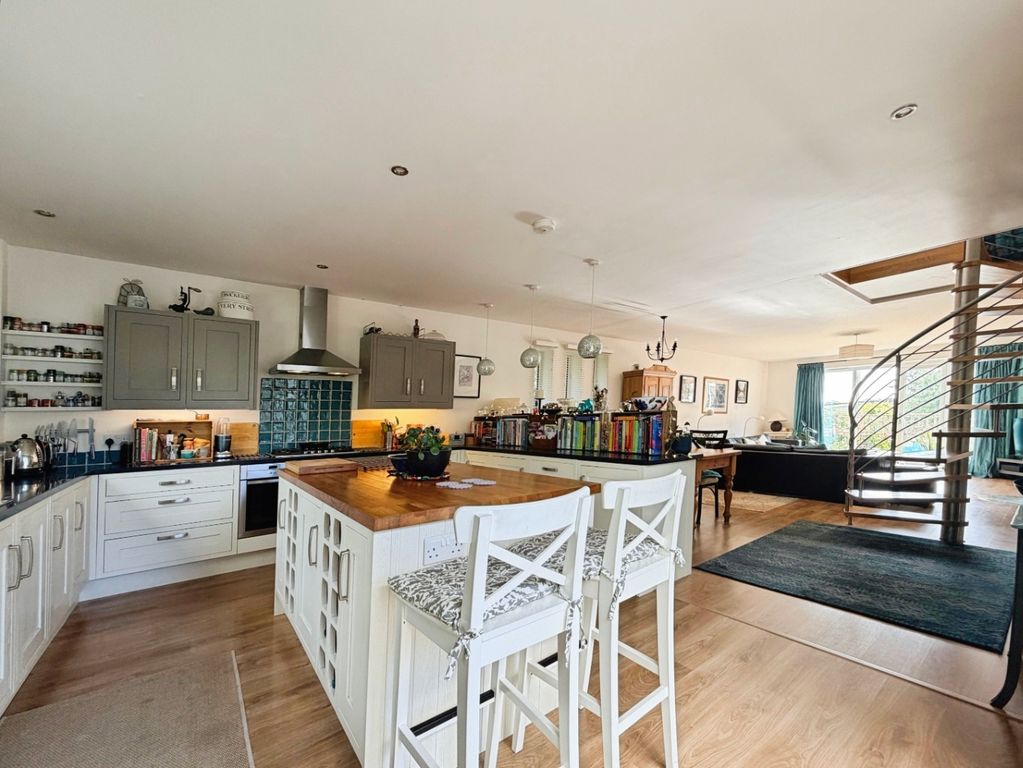 Property photo 2 of 23 5696384