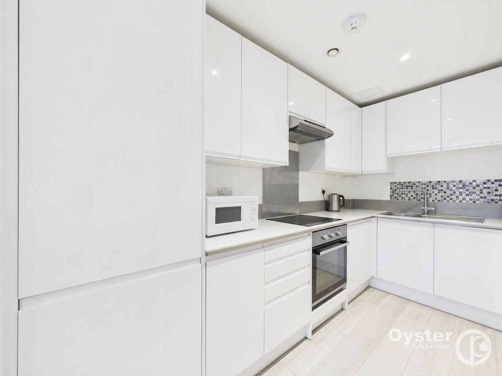 Property photo 3 of 11 Kitchen