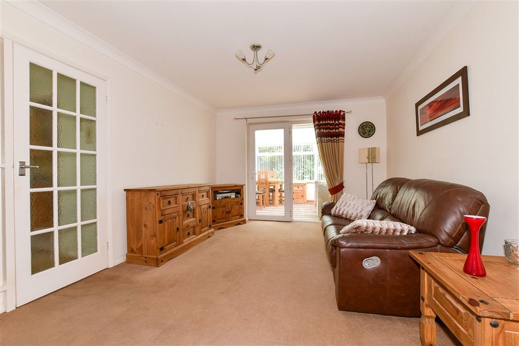 Property photo 3 of 11 Lounge