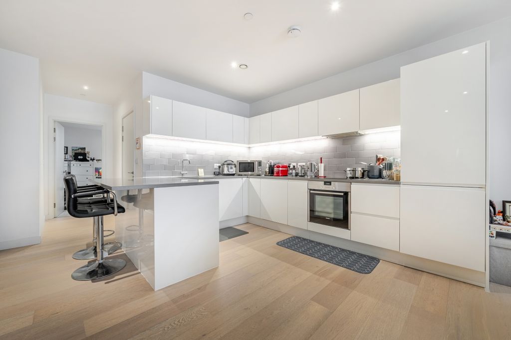 Property photo 3 of 18 1401305-6-6972773...