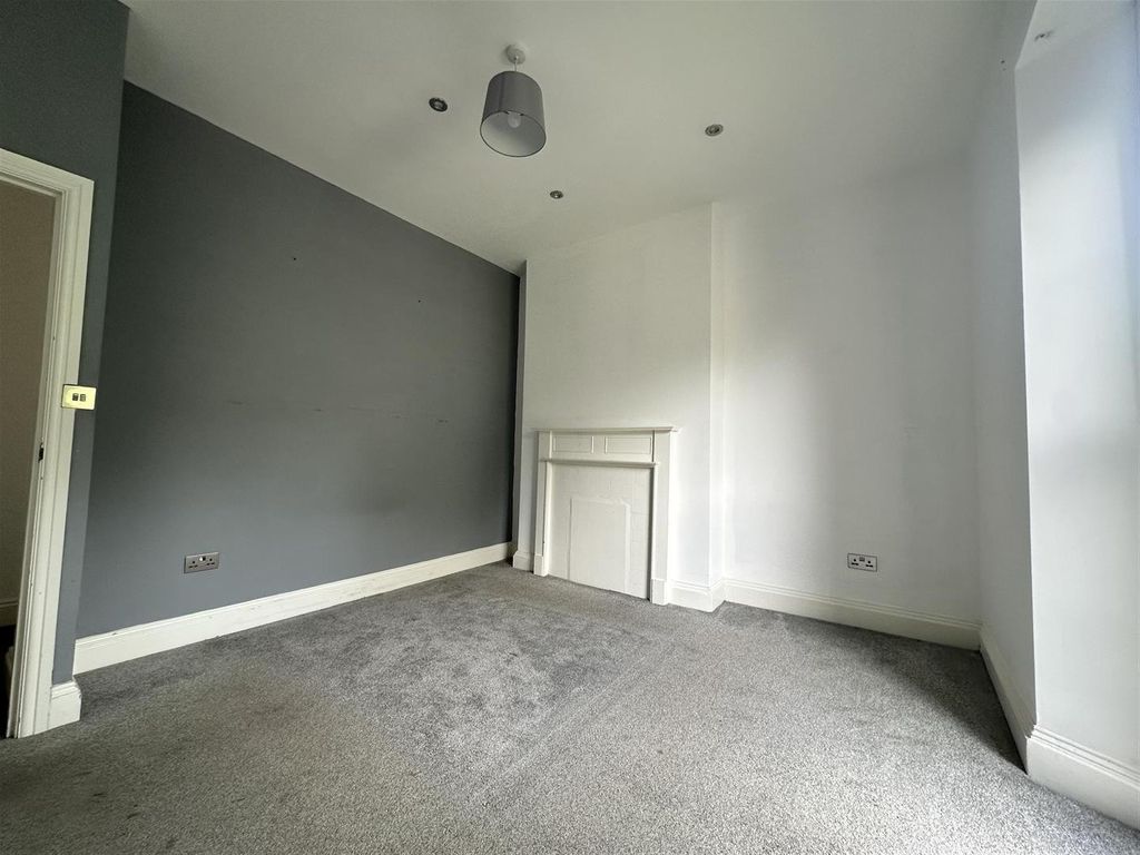 Property photo 2 of 14 Modern Double Bedroom With Stylish Feature Wall...