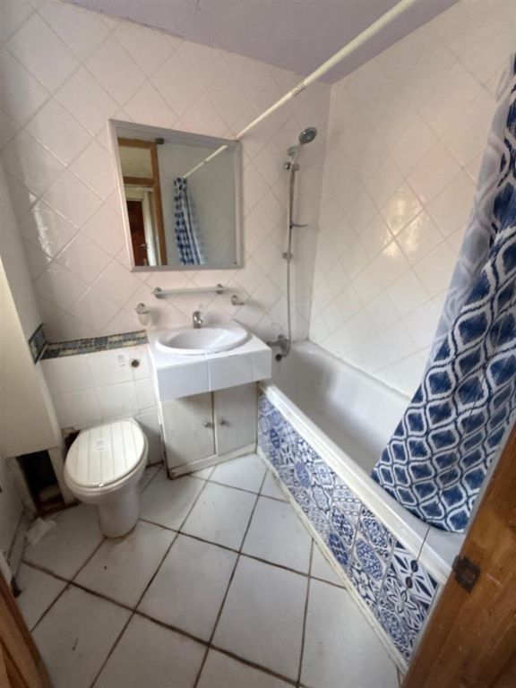 Property photo 1 of 7 Bath.Jpg