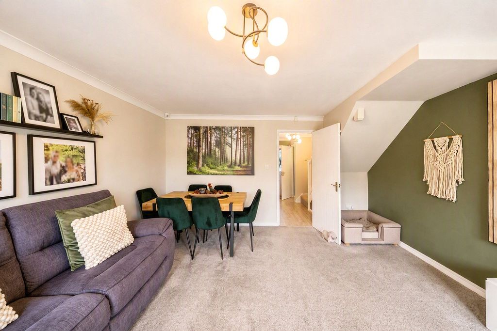 Property photo 3 of 17 Lounge