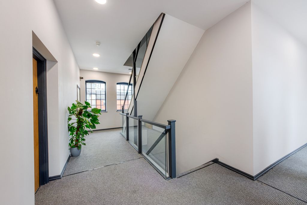 Property photo 3 of 17 0009