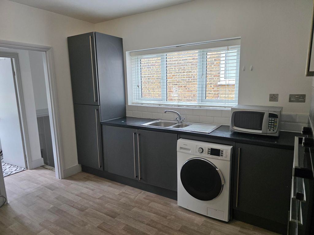 Property photo 1 of 8 2 Bedroom Maisonette For Rent